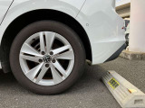 左前です。タイヤは当社指定の新品タイヤを納車時に装着します