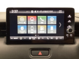 HondaCONNECT対応の便利なナビディスプレー。お持ちのスマートフォンと連携して、ナビやBluetoothでの音楽再生が可能です。デザインはもちろん、操作性も良好です。