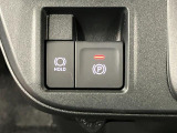 【電動パーキングブレーキ+オートブレーキホールド機能】 指先だけで簡単に操作が可能なパーキングブレーキ、スイッチを押すとブレーキペダルから足を離してもブレーキを保持できるオートブレーキホールド搭載