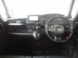 シンプルながら機能性溢れるインパネ廻りです♪視界性も良く運転しやすいです♪各操作スイッチ類なども使いやすい位置に配置されています♪