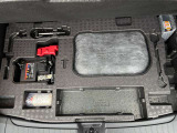 トランクルームのフタを開けると付属の車載工具がございます(^^) 必要に応じて買い足していただくことも可能です!