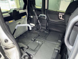 【車いす仕様車】乗降を支える大型手すり&固定ベルト完備