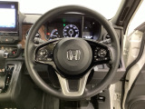 ハンドルにHondaセンシング系のクルーズコントロールやレーンキープアシストなどのスイッチと、オーディオの操作スイッチが装備されています。ハンドルから手を離さず安全に操作できます。