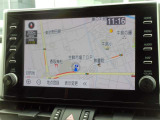 ディスプレイオーディオを装備。スマホとクルマをつなぐことで、これまでのナビに加えて、いろんなサービスが楽しめます。