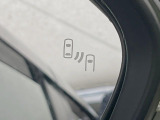 【ブラインドスポットモニター】走行中、ドアミラーの死角になりやすい箇所に後続車が接近するとサイドミラーのレンズに警告を表示!ドライバーに注意喚起をしてくれます。