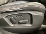 運転席にはパワーシートを装備!シート位置を記憶するメモリー機能付きなのでご夫婦で2名分セットすると便利です♪