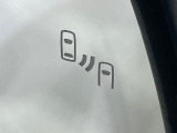 【ブラインドスポットモニター】走行中、ドアミラーの死角になりやすい箇所に後続車が接近するとサイドミラーのレンズに警告を表示!ドライバーに注意喚起をしてくれます。