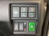 両側電動スライドドアは運転席から操作ができるよう、操作スイッチが付いています。Hondaセンシング用のVSA(ABS+TCS+横滑り抑制)解除と路外逸脱抑制機能などのスイッチがあります。