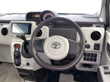 運転席まわりです。 各操作スイッチは使いやすい位置に配置されてます。