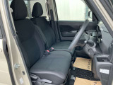 運転席まわりです。実際に座ってみて、乗り心地を体験してみてください。