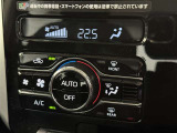 オートエアコン付きなので一度、気温を設定すれば自動的に過ごし易い温度に調整してくれますよ。 車内をいつでも快適空間にしてくれます。