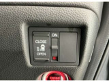 【パワースライドドア】助手席側がパワースライドドアになっており、運転席のスイッチやスマートキーでも開閉が可能です!開口部も広いので乗り降りも楽々♪