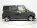 【右側面】どなたでも扱いやすいパッケージング。視界が高く見晴らしの良い運転席は、長時間の移動でも疲れにくく、リラックスしてドライブをお楽しみいただけます。