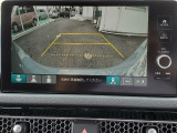 目安となるガイドライン付きのバックカメラを装備しているので、慣れない場所での車庫入れも安心です。