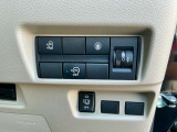 運転席右側には電動スライドドア等各種スイッチが集約されています!!