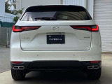 堂々とした佇まいとワイド感を強調したCX-60のリアビュー。特徴的なLEDテールランプが先進性と高い質感を演出します。「引き算の美学」が息づく、洗練された美しい後ろ姿を見る度に高揚感を得られます。