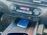 置くだけ充電(ワイヤレス充電器)は、センターコンソールにQi(チー)規格対応のスマートフォンを置くだけで充電できる便利な機能です。