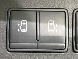 【両側パワースライドドア】スマートキーや運転席のスイッチで後席両側スライドドアの開閉が可能♪電動だから力を入れてドアを開ける必要が無く、小さなお子様でも簡単に開け閉めでき快適です♪