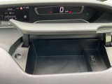 運転席前小物入れ