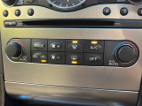 【オートエアコン】一度お好みの温度に設定すれば、車内の温度を検知し風量や温度を自動で調整。暑い&hellip;寒い&hellip;と何度もスイッチ操作をする必要はありません。快適な車内空間には必須の機能ですね♪