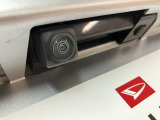 車輌の前後左右に搭載した4つのカメラから取り込んだ画像を合成し、くるまを真上からみているような映像を表示。運転席から確認しにくい車輌周囲の状況を把握できまよ ♪