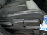運転席はシートリフター(上下)がついており、自分に合った運転姿勢を取ることができます。