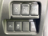 【両側スライドドア】駐車場で隣の車との間隔が狭く乗りにくい時、スライドドアなら安心!ドアオープン時も幅を取らず、開口部が広いので乗り降りがとっても簡単です。大きな荷物の出し入れも後席から可能♪
