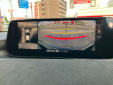 360度ビューカメラを搭載。4方の小型カメラの映像を処理し、車両真上からの映像に変換しています。