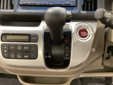CVT車のセレクトレバーです。低速から高速まで、変速ショックのないスムーズな走りを実現するとともに、エンジン効率のよい領域を維持することで燃費にも貢献します。