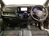 車内は光触媒抗菌消臭施工済です。スタイリッシュなデザインでスポーティなインパネ周りを演出します。グローブボックスやカップホルダーのほかにトレーなどたくさんの収納スペースが付いています。