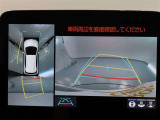 パノラミックビューモニター付きです。車両を上から見たような映像をモニター画面に表示。運転席からの目視では見にくい、車両周辺の状況をリアルタイムでしっかり確認できます。