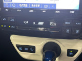 【オートエアコン】一度お好みの温度に設定すれば、車内の温度を検知し風量や温度を自動で調整。暑い&hellip;寒い&hellip;と何度もスイッチ操作をする必要はありません。快適な車内空間には必須の機能ですね♪