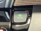 ECON モードをON にするとアクセルペダルの動きに対するエンジンの反応とエアコンの制御を切り換えることで、燃費のいい運転をするドライバーがペダルを踏んだ時と同じようにエンジンを制御します。