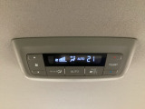 ルーフ中央にエアコン操作パネルがついていますので、2列目・3列目にお乗りの方も快適に過ごせます。
