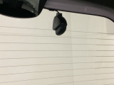 後方にもドライブレコーダーのカメラが付いています。前後両方でお車の周りを監視・記録いたします。