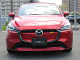 精悍な表情のMAZDA2のフロントマスク。夜間も遠くまで明るく照射するLEDヘッドライトを装備し、視界の確保はもちろん省電力性にも優れています。スタイリッシュなデザインと安心の走りを届けます。