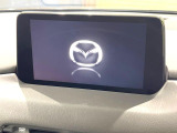 【8インチマツダコネクト】車内の雰囲気にマッチした大型のディスプレイ。スマホ接続でのナビ使用やBluetooth再生等、様々な機能が楽しめます。直感的なダイヤル操作が可能で、使い勝手も良好です。