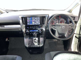 運転席周りのレイアウトをご覧ください。ナビゲーションが綺麗に装着されすっきり収まってますね!