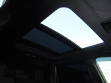 サンルーフ付きです。昼は気持ちよい風を取り入れたり、シェードを開けておくことにより車内が明るくなります。夜はシートを倒せば流れ星が流れたり星がたくさん見えるかも・・わくわくする装備ですね!