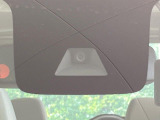 【エマージェンシーブレーキ】走行中に前方の車両等を認識し、衝突しそうな時は警報とブレーキで衝突回避と被害軽減をアシスト。より安全にドライブをお楽しみいただけます。