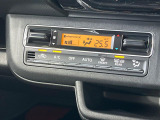 【オートエアコン】一度お好みの温度に設定すれば、車内の温度を検知し風量や温度を自動で調整。暑い&hellip;寒い&hellip;と何度もスイッチ操作をする必要はありません。快適な車内空間には必須の機能ですね♪