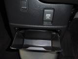 12V電源ソケットを設置しております。周辺機器の充電にご利用頂けます。
