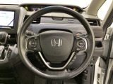 ハンドルにHondaセンシング系のクルーズコントロールやレーンキープアシストなどのスイッチが装備されています。ハンドルから手を離さず安全に操作できます。
