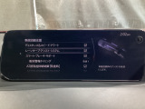 カメラが車線を認識してはみ出しそうになるとステアリングアシストが介入するレーン・キープ・アシストシステムを装備しております。お好みで作動・非作動の設定も可能です。