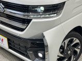 【LEDヘッドライト】悪天候や夜間走行時も良好な視界を確保し安心して運転できる高輝度LEDヘッドライトを装備!点灯速度が早く、消費電力も抑えられています。