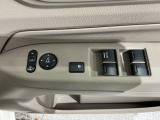 狭い駐車場で便利な電動格納ドアミラーが付いています。