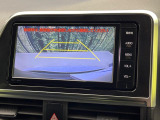 【バックカメラ】駐車時に後方がリアルタイム映像で確認できます。大型商業施設や立体駐車場での駐車時や、夜間のバック時に大活躍!運転スキルに関わらず、今や必須となった装備のひとつです!