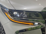 【三眼LEDヘッドライト】スタイリッシュな見た目の三眼LEDヘッドライトを装備♪スタイルだけでなく、夜間の走行も視界良好で安心してお乗りいただけます。