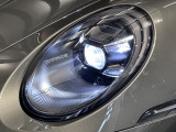 標準装備のティンテッド LED マトリックスヘッドライト、ポルシェ ダイナミック ライト システム プラス(PDLS Plus)を含む