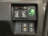両側電動スライドドアは運転席から操作ができるよう、操作スイッチが付いています。Hondaセンシング用のVSA(ABS+TCS+横滑り抑制)解除と路外逸脱抑制機能などのオンオフスイッチも装備しています。